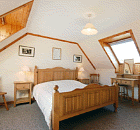 Schlafzimmer mit Doppelbett
