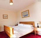 Schlafzimmer mit Doppelbett
