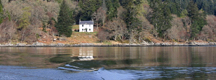Cottage vom Wasser aus gesehen