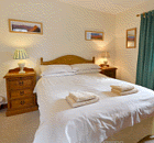 Schlafzimmer mit Doppelbett